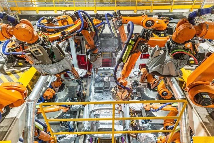 国内生产规模最大的纯电动汽车工厂将投产,采用上千台机器人